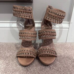 VINCE CAMUTO tan and gold HEEL SIZE 7.5